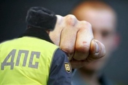По факту применения насилия в отношении сотрудника полиции в Сеймчане возбуждено уголовное дело